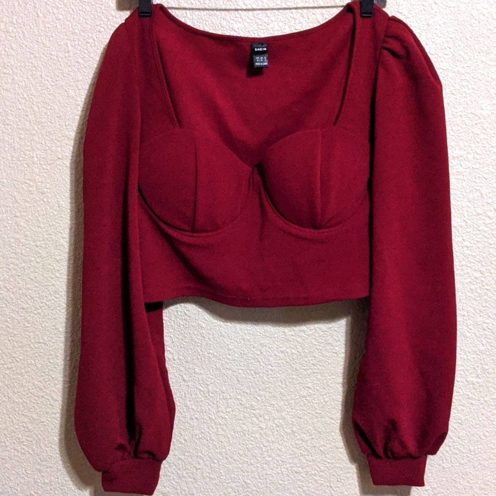 Cute crop top with balloon sleeve and built in cups.
